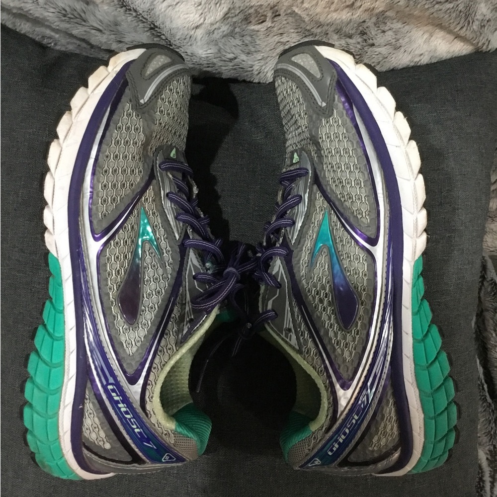 BROOKS GHOST 7 womens running sneaker. Size 10. Great condition.